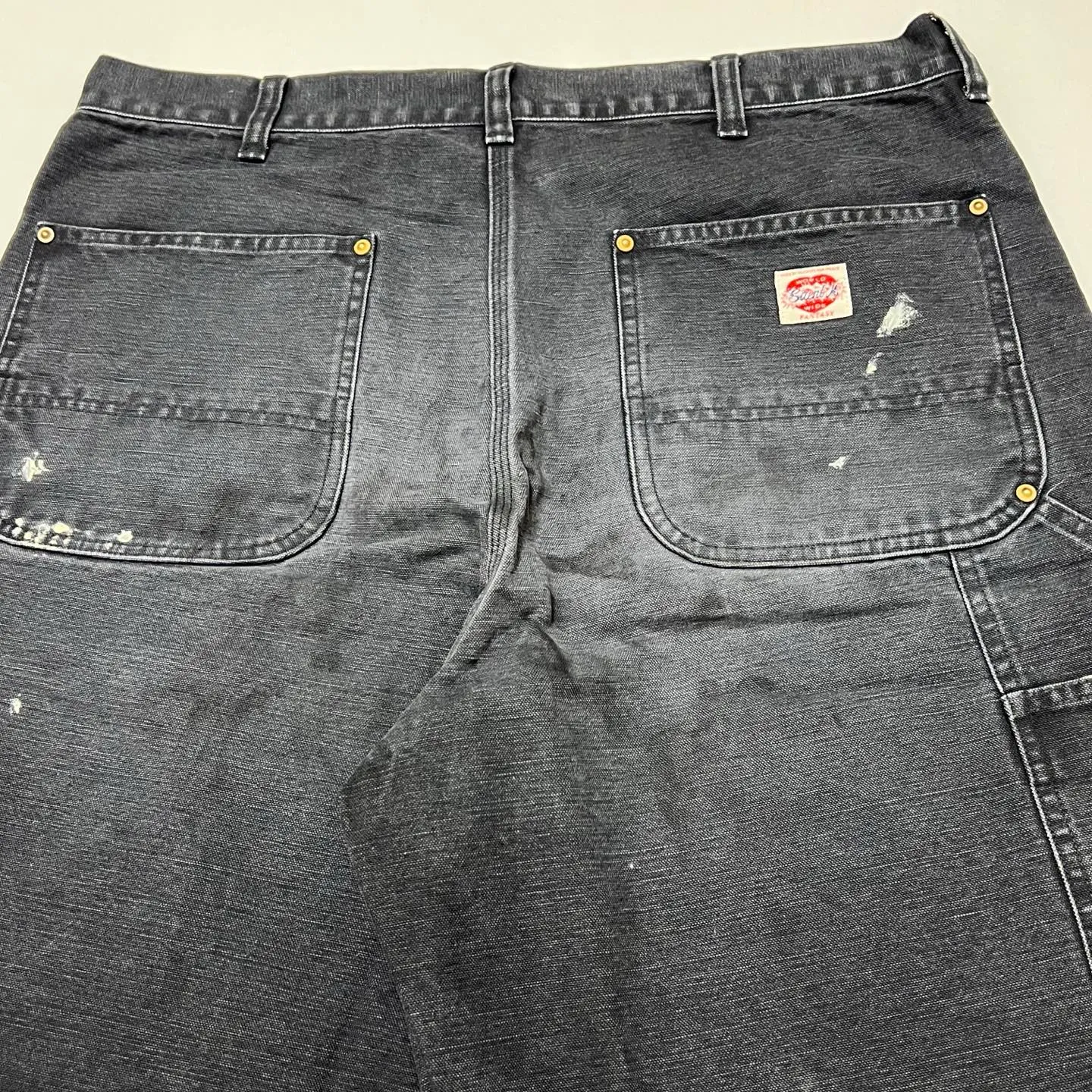 SAINT Mxxxxxx DOUBLE KNEE SHORTS/BLK Knee patches splashed with ink, washed and damaged denim shorts. Washed black S-XL. Custom woven and dyed denim denim with clear texture. Rewashed and faded to create local mottled fading/hole effects. Artificial distressing to simulate natural traces of wear. Original consistent damage treatment. Hand splashed ink and paint. Original consistent wash mark/pocket mark. Double knee patch. Rivet reinforcement. Improve functionality and enhance design.